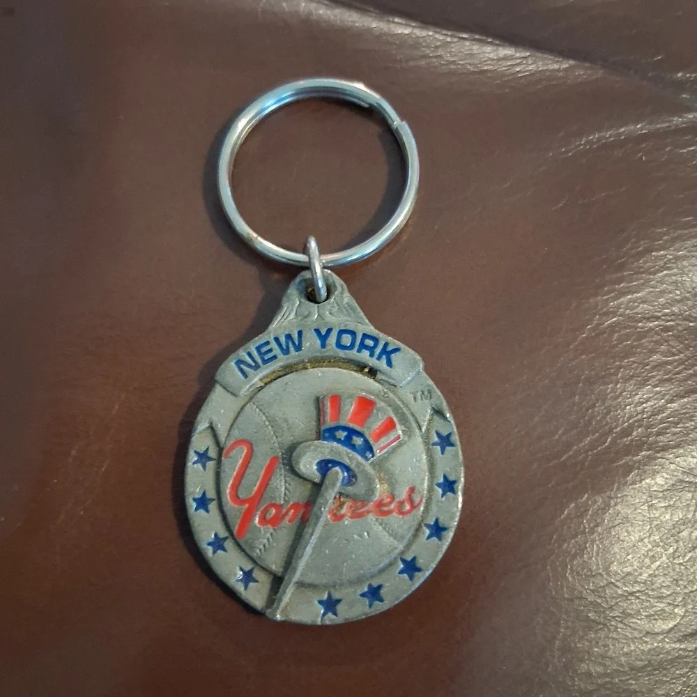 New York Yankees MLB Medallion Keychain Red Blue Silver Baseball EUC
